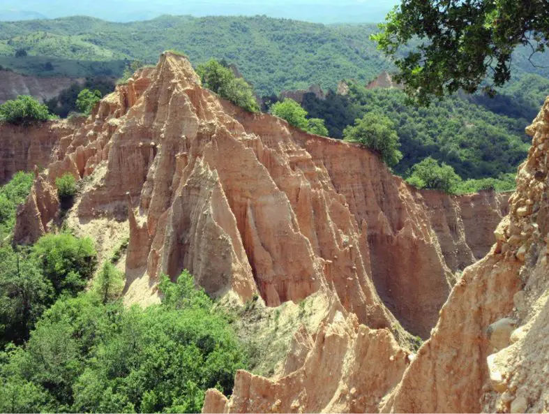 The sand tunnel near the village of Lyubovishte